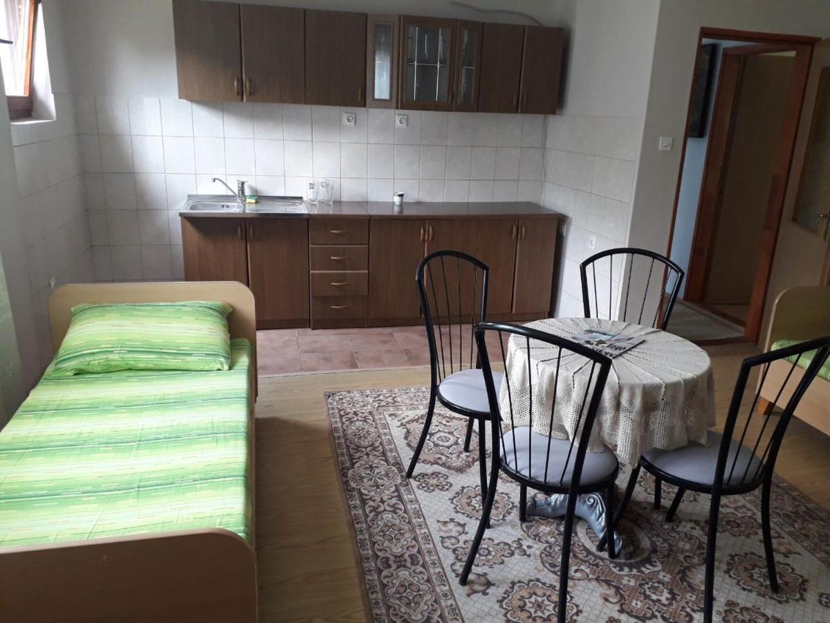 לינה וארוחת בוקר Miljevina Prenociste Vitas מראה חיצוני תמונה